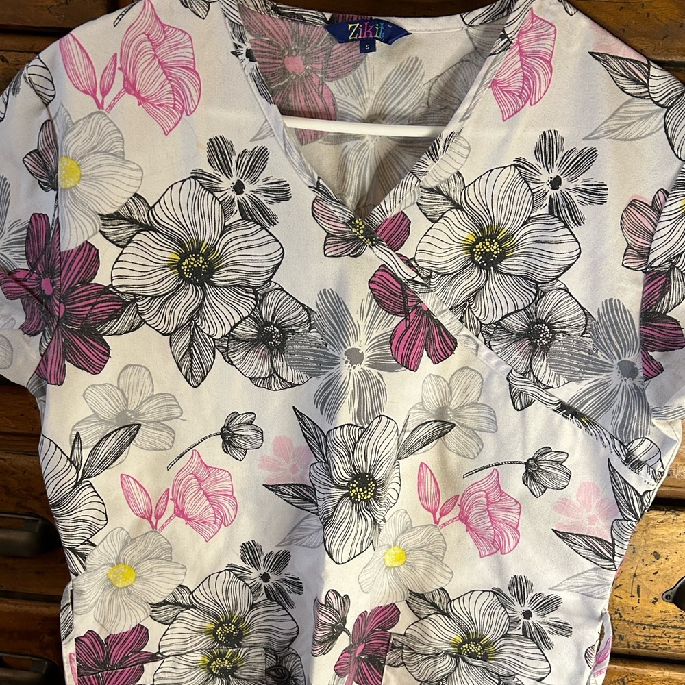 colorful scrubs size small good condition tie back brand zikit!